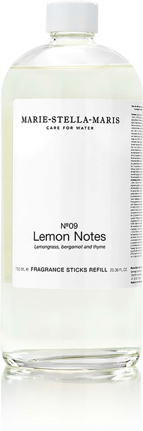 En klar flaska med vit etikett och lock, innehåller vatten eller doftstick påfyllning märkt Lemon Notes.
