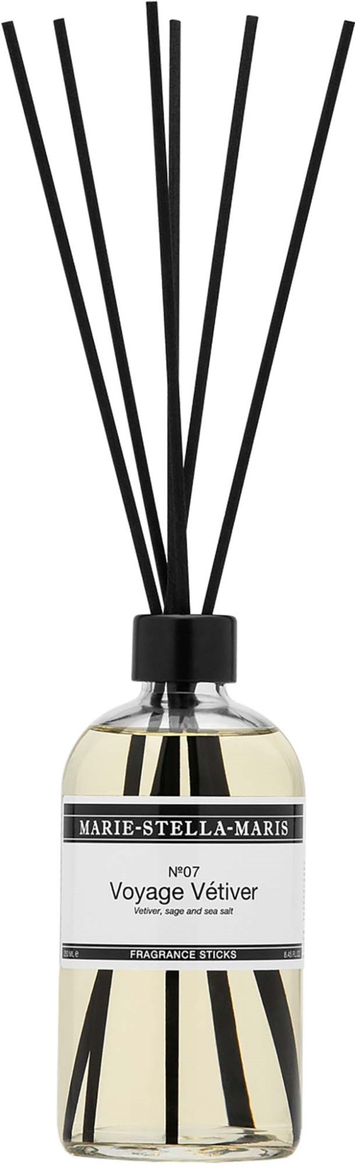 En flaska med svarta pinnar stickande ut, märkt Marie-Stella-Maris Voyage Vetiver doftdiffuser.