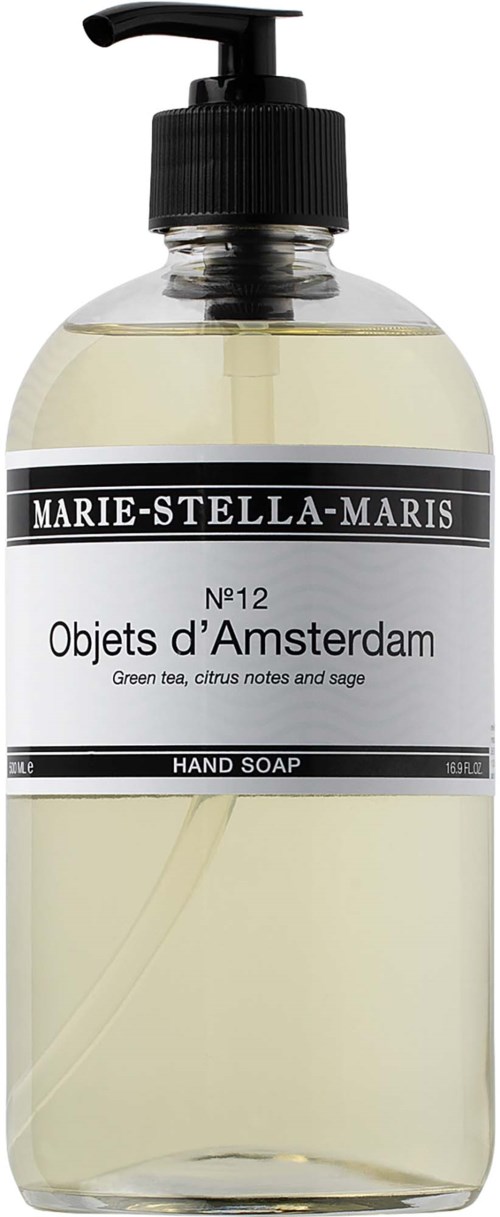 En tydlig handtvålflaska med svart pump, märkt Marie-Stella-Maris Objets d'Amsterdam med doft av grönt te.