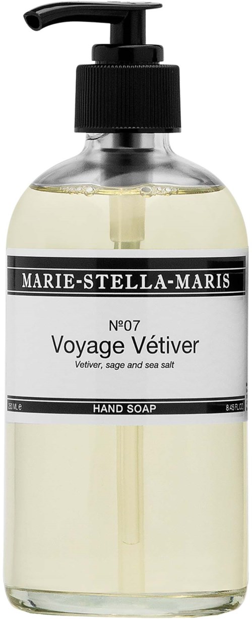 En genomskinlig flaska med handtvål och en svart pump, etiketten säger Marie-Stella-Maris Voyage Vetiver, salvia och havssalt.