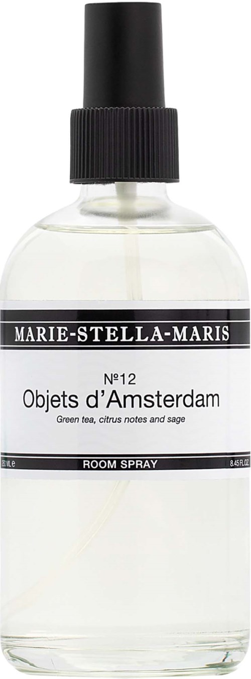 En liten flaska med svart spraylock, märkt Objet d'Amsterdam rumspray, innehåller en doft av grönt te och citrus.