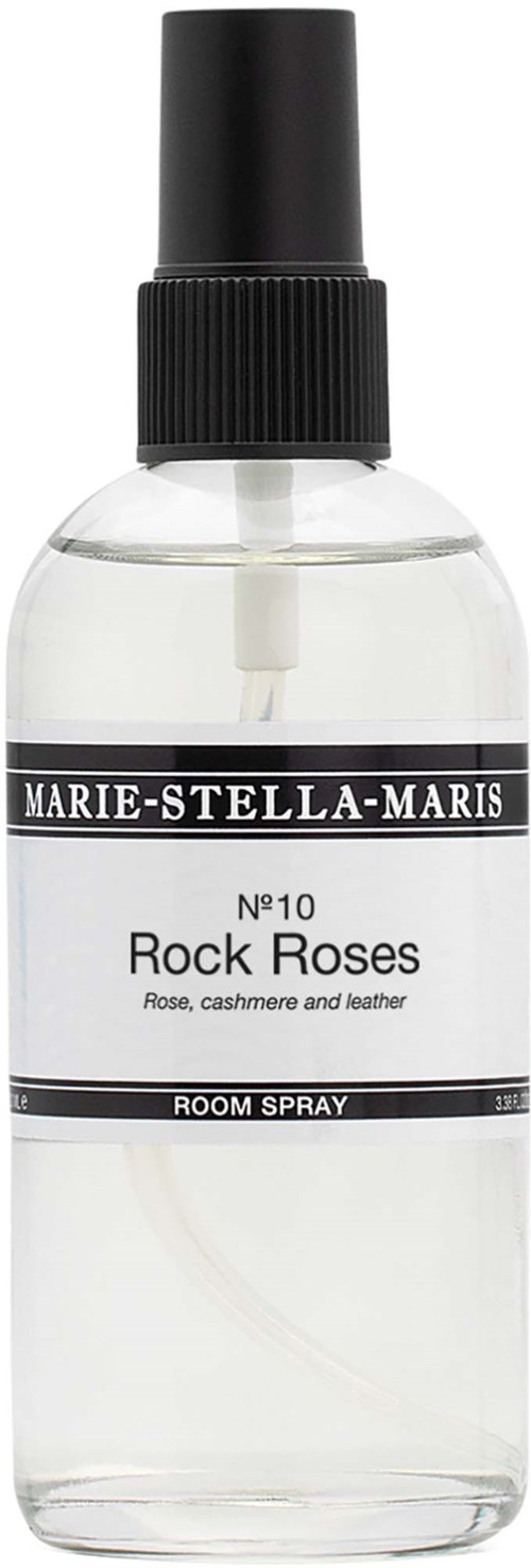 En tydlig sprayflaska med svart lock, märkt Rock Roses rumspray med dofter av ros, cashmere och läder.