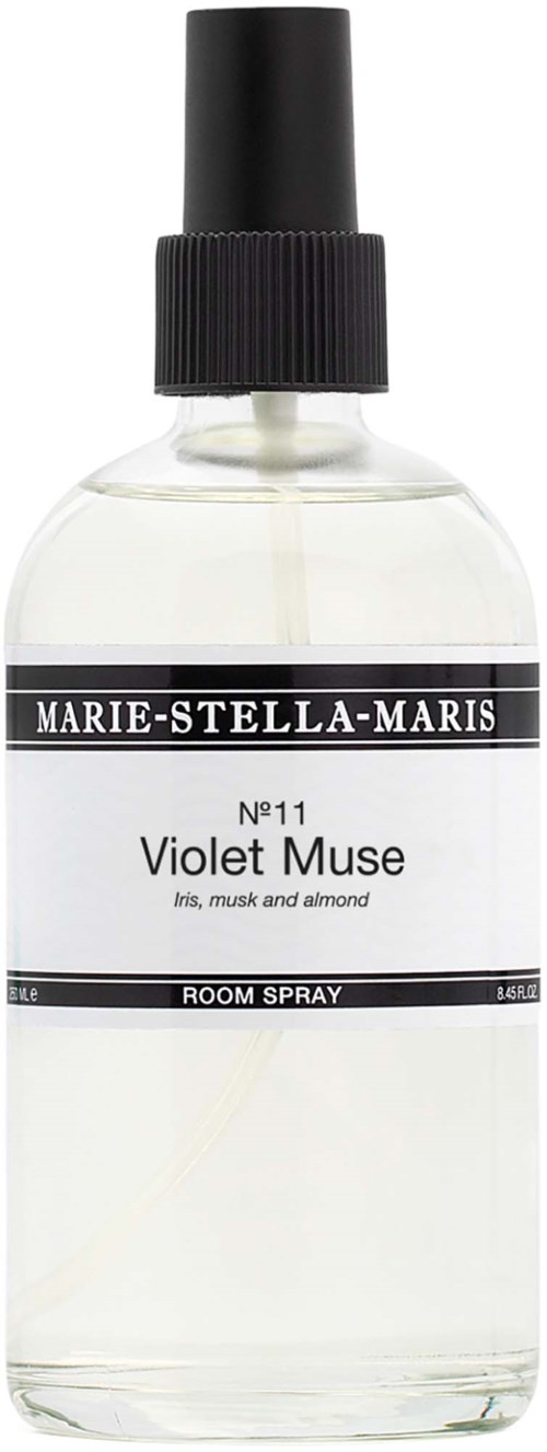 En klar sprayflaska med svart lock och etikett som säger Marie-Stella-Maris Violet Muse rummetspray.
