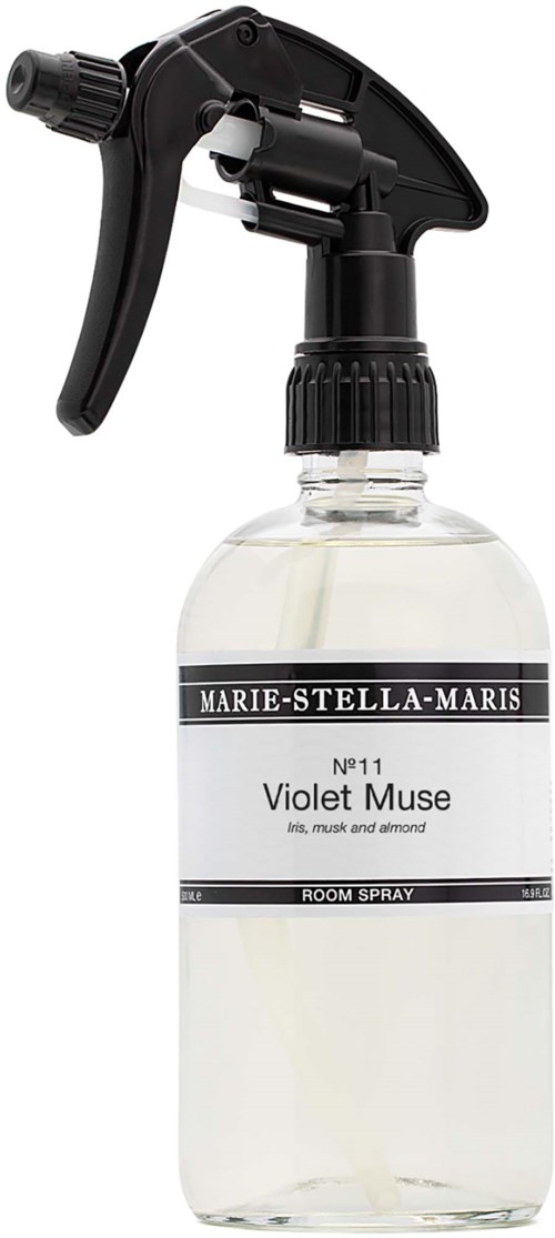 Een sprayfles met Marie-Stella-Maris Violet Muse met tonen van iris, musk en amandel.