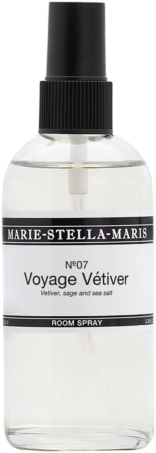 En rumsprayflaska med klart vätska, svart lock och svartvita etiketten med namnet Voyage Vétiver.