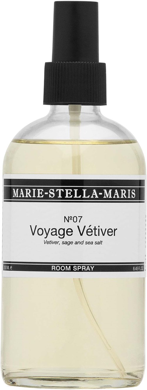 Een transparante kamer sprays fles met een zwarte spray nozzle, gelabeld Marie-Stella-Maris Voyage Vétiver, salie en zeezout.