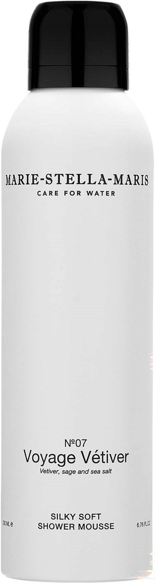 En vit flaska med svart lock, märkt med varumärke och produktinformation, används för duschmousse.