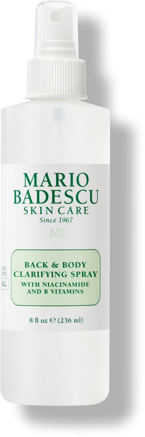 Valkoinen suihkepullo, jossa on etiketti 'Mario Badescu back & body clarifying spray' ja sisältää niasiinamidia ja vitamiineja.