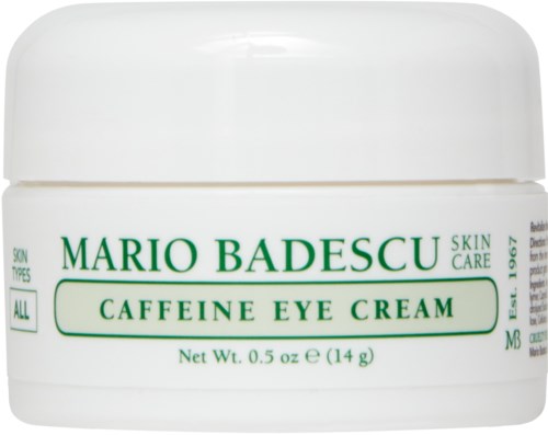 Een witte pot met groene en zwarte tekst, gelabeld als cafeïne oogcrème door Mario Badescu voor alle huidtypen.