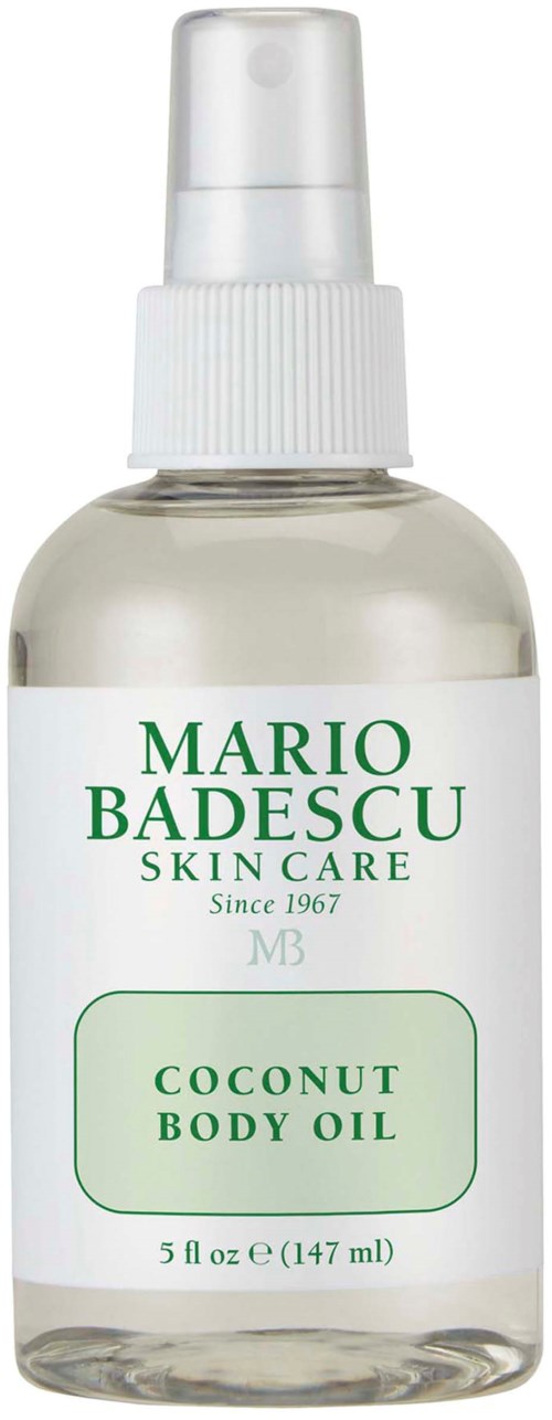 Een doorzichtige sprayfles met witte dop en label. Het label zegt 'Mario Badescu Skin Care Coconut Body Oil' in groene tekst.
