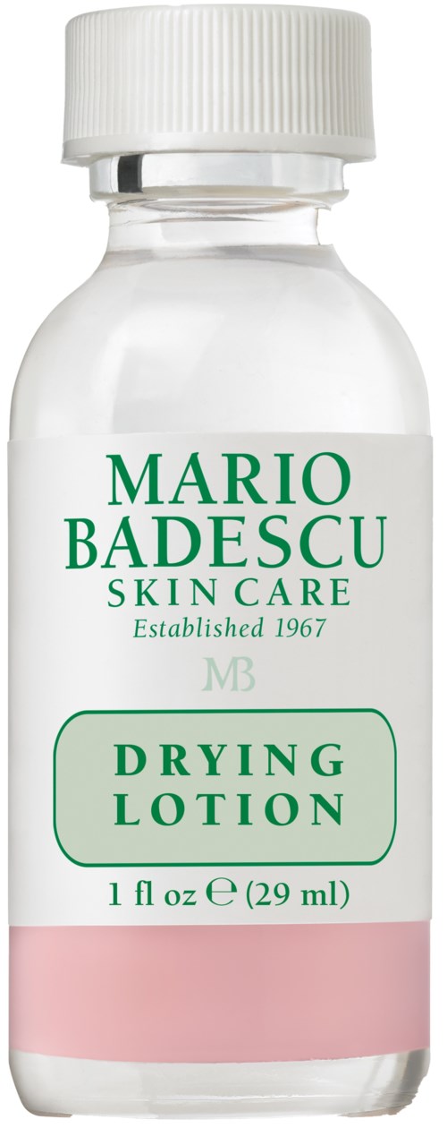 Klein wit flesje met witte dop, gelabeld 'Mario Badescu Skin Care Drying Lotion' in groene tekst en roze band aan de onderkant.