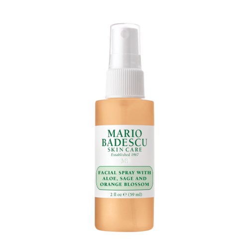 Een klein sprayflesje met het label Mario Badescu Facial Spray met aloe, salie en sinaasappelbloesem.