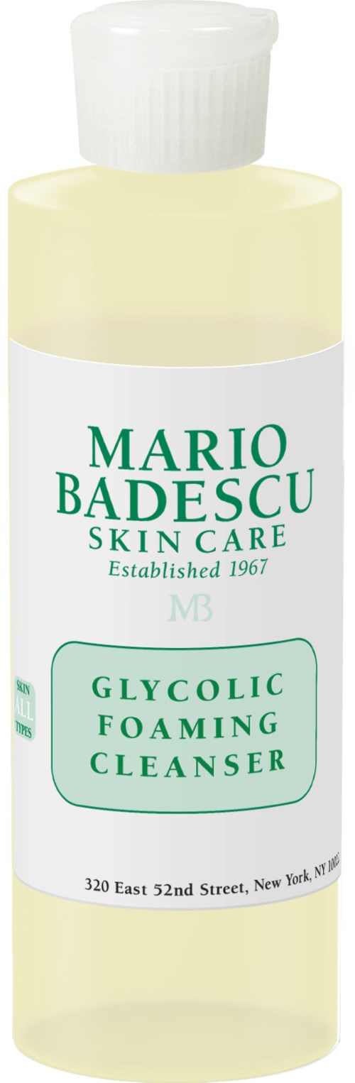 Een doorzichtige plastic fles met witte dop. Label leest 'Mario Badescu Skin Care', 'Glycolic Foaming Cleanser'.
