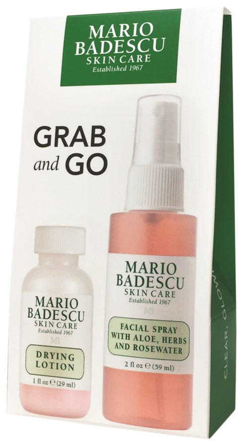 Een doos met Mario Badescu huidverzorgingsproducten, waaronder een gezichtsspray en drooglotion, in wit en groen verpakt.