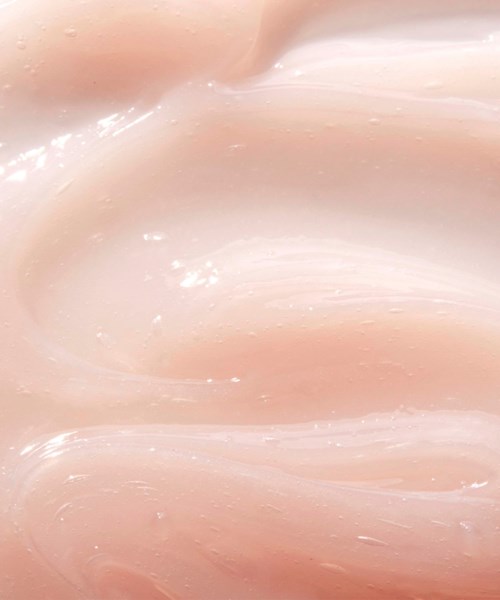 Glad, rozeachtig, crèmekleurige oppervlakte met glanzende, stromende texturen.