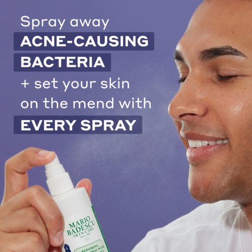 Text über die Verwendung eines Sprays gegen akneverursachende Bakterien und das Setzen der Haut. Eine Person lächelt und hält eine Sprühflasche.