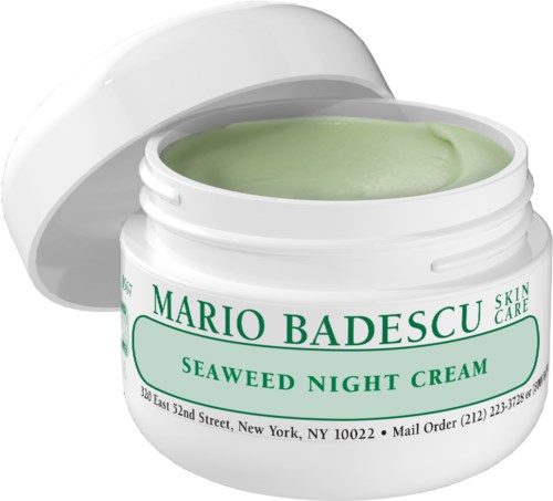 Pot met groene zeewier nachtcrème, geopend deksel toont gladde crème.