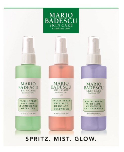 Drie gezichtssprays in groene, roze en paarse flessen met labels, merknaam Mario Badescu en productinformatie.