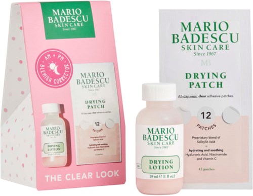 Een huidverzorgingsset met een roze doos, een lotionfles en een pleistertje, alle met 'Mario Badescu Drying Lotion' en 'Drying Patch' aangeduid.