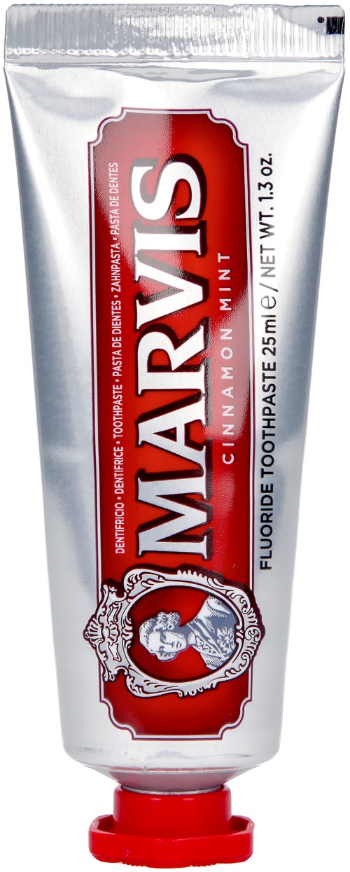 En tub med Marvis tandkräm med röd och vit förpackning, med varumärkesnamnet och ett lejonemblem.