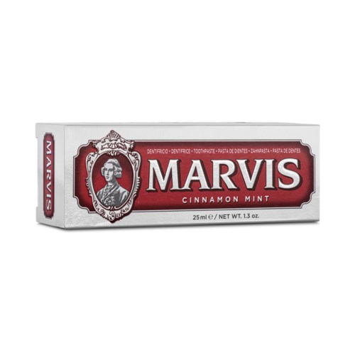 En förpackning med Marvis Cinnamon Mint-tandkräm i rött och vitt med en vintage-logga.