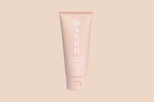Ein beiger Tube mit der Aufschrift 'MASHI' und 'GOLDEN TAN GLOW MASK' steht vor hellem Hintergrund.