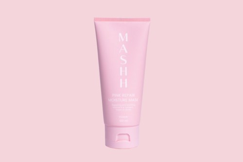 Rosafarbene Tube mit der Aufschrift 'MASHH Pink Repair Moisture Mask' vor pinkem Hintergrund.
