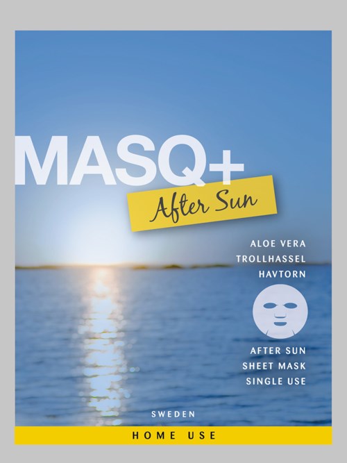 En blå etikett för en ansiktsmask, nämner ingredienser och användning efter sol, med bakgrund av vatten och solnedgång.