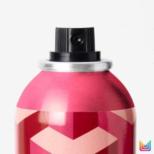 Ein rosa Spraydose mit schwarzem Sprühkopf und silbernem Ring am oberen Rand.