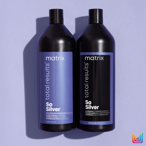 Två svarta flaskor märkta 'total results' och 'So Silver' med lila och svarta bakgrunder, står mot en lila yta.