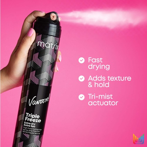 Eine Hand hält eine schwarze Spraydose mit rosa, weiß und grau geometrischen Mustern vor pinkem Hintergrund, mit Produktmerkmalen.