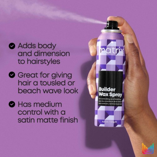 Eine Hand hält eine lila Spraydose mit dem Etikett 'Builder Wax Spray' vor einem lilafarbenen Hintergrund, mit Beschreibung seiner Verwendung.