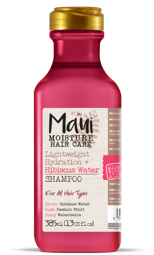 Een roze shampoofles met een gouden dop, etiket zegt dat het voor alle haartypes is, met hibiscusbloesemwater en watermeloen.