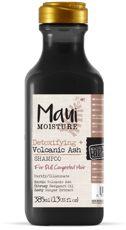 Een shampoo fles met 'Maui Moisture' label, bevat detoxifierende vulkanische as en gemberextract voor dof haar.
