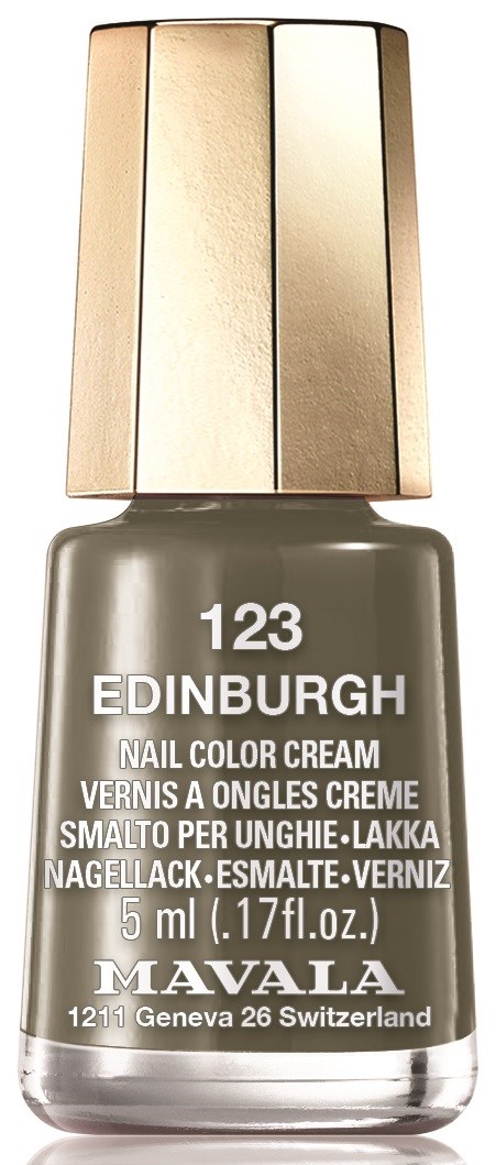 Eine Nagellackflasche mit beigem Deckel und grünlichem Nagellack. Das Etikett zeigt Marke und Details.