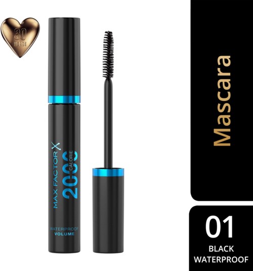 Een zwarte waterdichte mascara met een blauwe band, een open mascara borsteltje, en een zwart-oranje label op de verpakking.