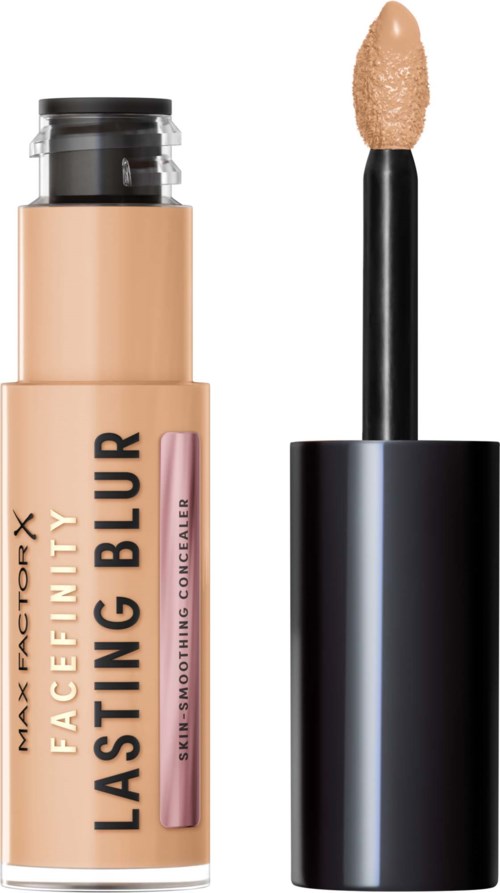 Flytende concealer i beige nyanse i tube med svampeanvendelse.