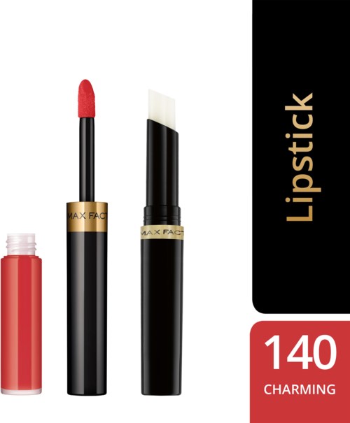 Ein Lipgloss mit rotem Farbton, eine schwarze Tube mit weißem Schwammapplikator und eine Probe davon.