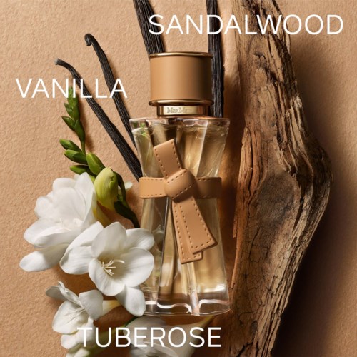 Flaske med vanilje, sandeltre og tuberos duft med hvite blomster og trebakgrunn.