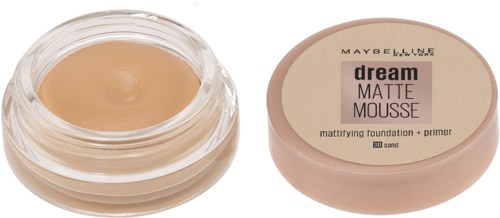 En liten burk med Maybelline Dream Matte Mousse-foundation med rosa lock och etikett.