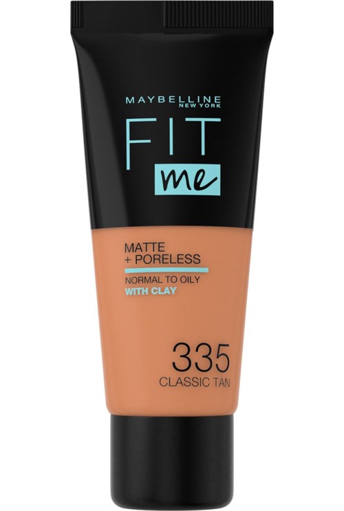 En tube med Maybelline Fit Me-foundation i nyansen 335 Classic Tan, för matt, porlös, normal till fet hud.