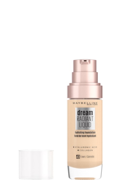 Een beige vloeibare foundationfles met pomp en label met productgegevens, inclusief Maybelline-merk.
