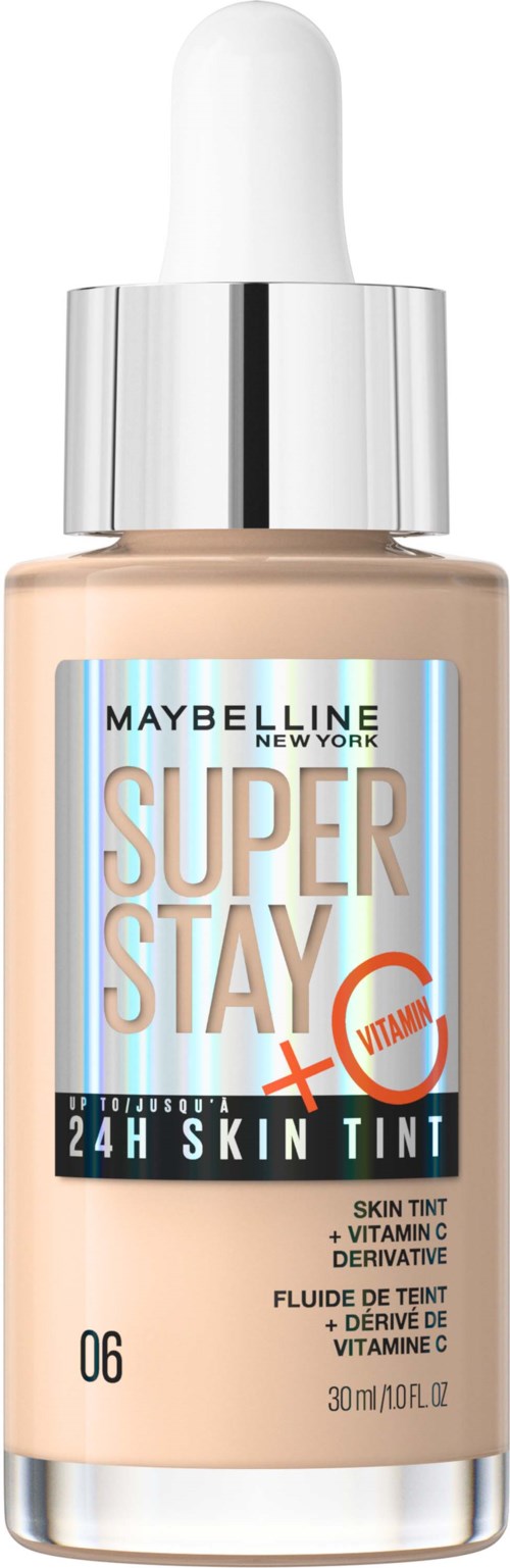 En beige flytande foundationflaska med vit pipettlock, märkt 'Maybelline Super Stay 24H Skin Tint' med vitamin C.