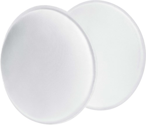 Zwei weiße, runde, weiche Make-up-Puffs oder Schwämme zum Auftragen von Make-up.