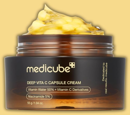 Bruine pot inhoudende Deep Vita C Capsule Cream met gele crème er bovenop, label Mediqube, met focus op vitamine water en niacinamide.