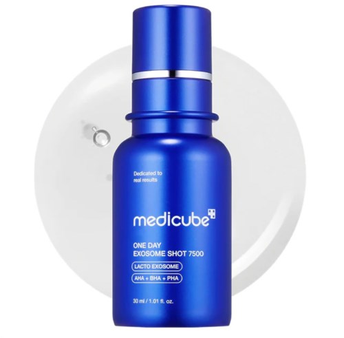 Blauwe conische fles met 'medicube' en tekst over huidverzorging en ingrediënten. Op een witte achtergrond.