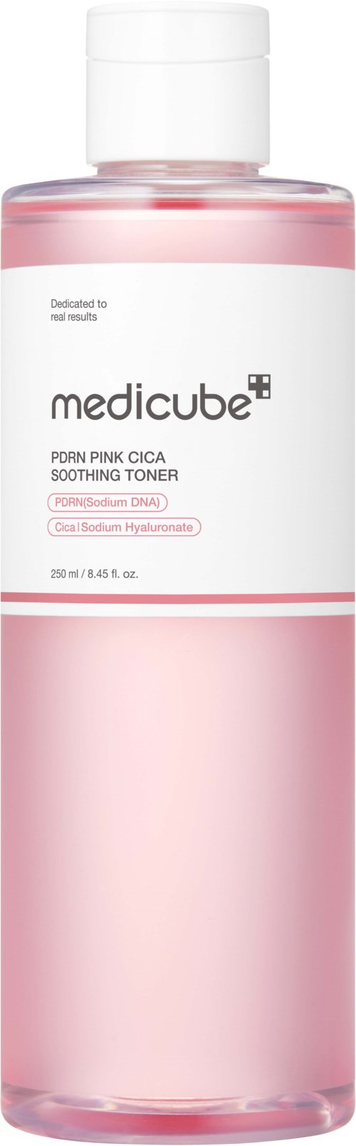 Läpinäkyvä muovipullo medicube PDRN Pink Cica rauhoittavaan hoitovesiä, valkoinen korkki ja valkoinen ja pinkki etiketti.