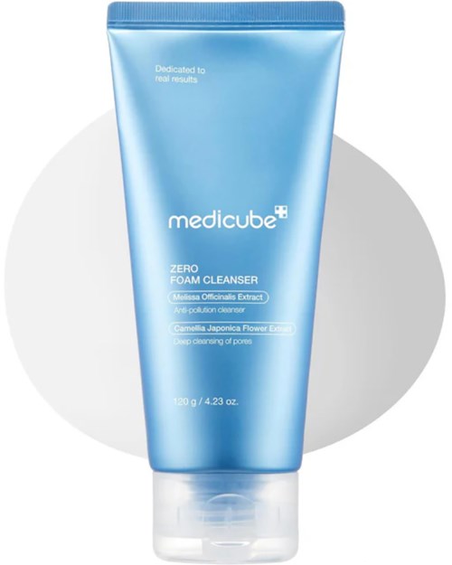 Een blauwe tube met label 'MedicuBe Zero Foam Cleanser' met ingrediënten en 'voor het reinigen van poriën' geschreven.