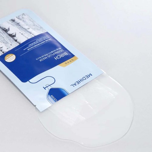 Een gezichtsmasker-verpakking met blauw en wit ontwerp, toont het product en een druppelende sheet. Het masker is doorzichtig.