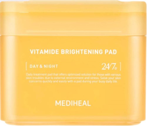 Een gele container met 'Vitamide Brightening Pad' voor huidverzorging, geschikt voor dag- en nachtgebruik.